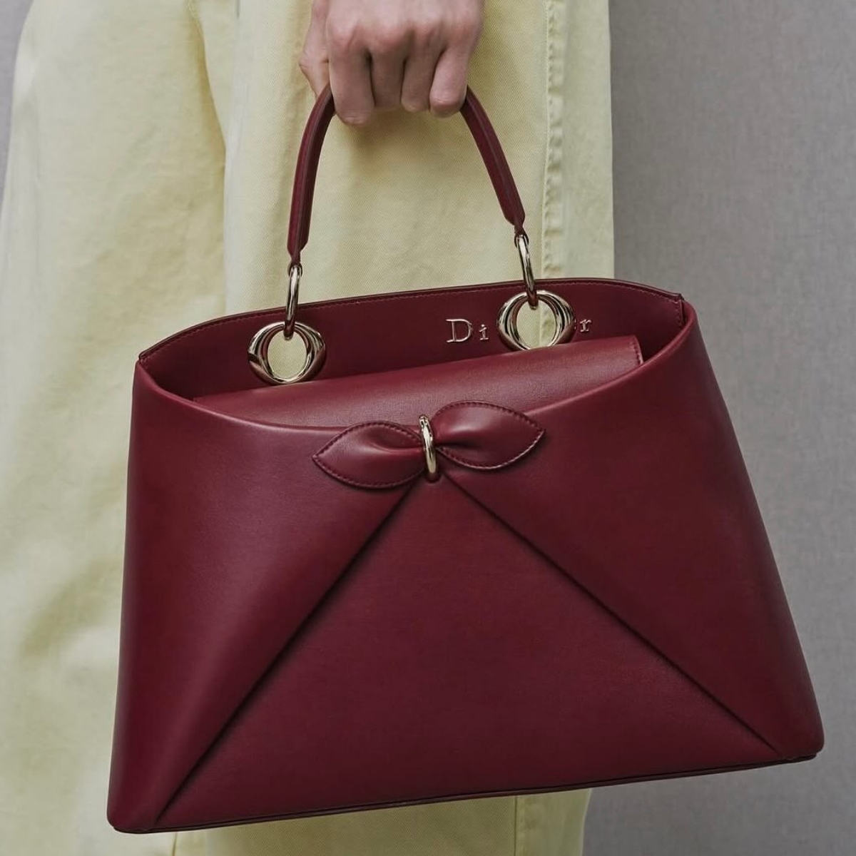 Model memakai tas Cigale (Sumber foto: Instagram/jonathan.anderson)