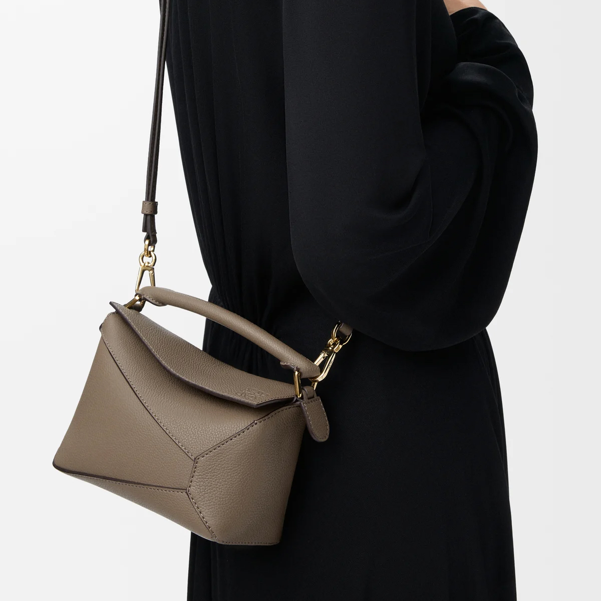 Model memakai tas Loewe Puzzle (Sumber foto: www.loewe.com)