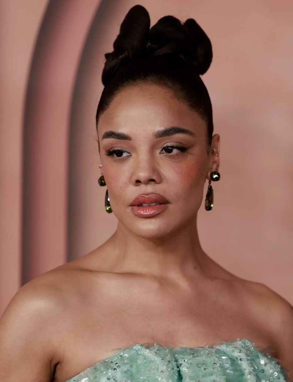 Cara menyesuaikan gaya rambut (sumber gambar: https://www.vogue.com/article/11-hair-trends-2026)