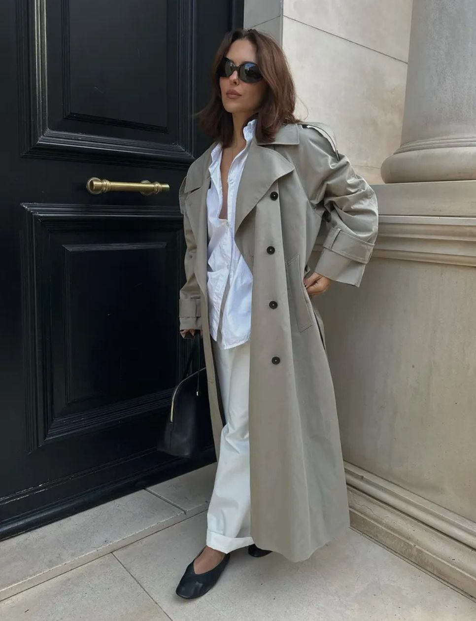 V-Cut Ballet flats yang sedang hit belakangan ini (sumber gambar: https://www.whowhatwear.com/fashion/trends/v-cut-flats-trend-2026)