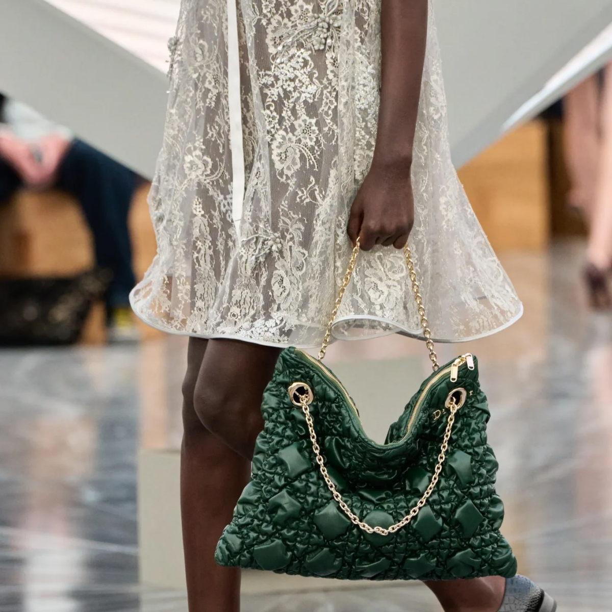 3. Dior Cannage Tote — Heritage Brand yang Diperbarui