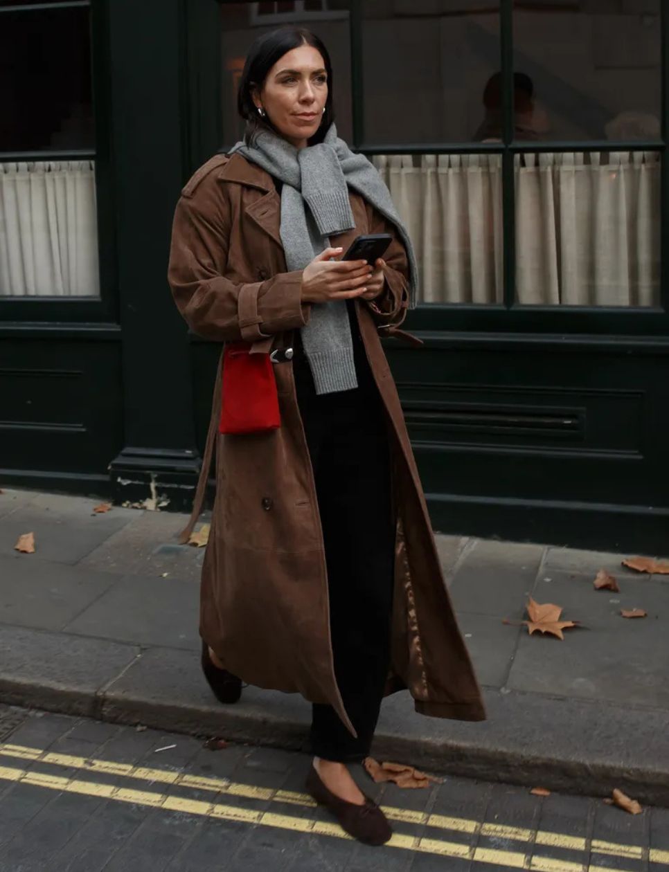 Desain V-Cut Ballet flats yang membuat kaki tampak jenjang (sumber gambar: https://www.whowhatwear.com/fashion/trends/v-cut-flats-trend-2026)