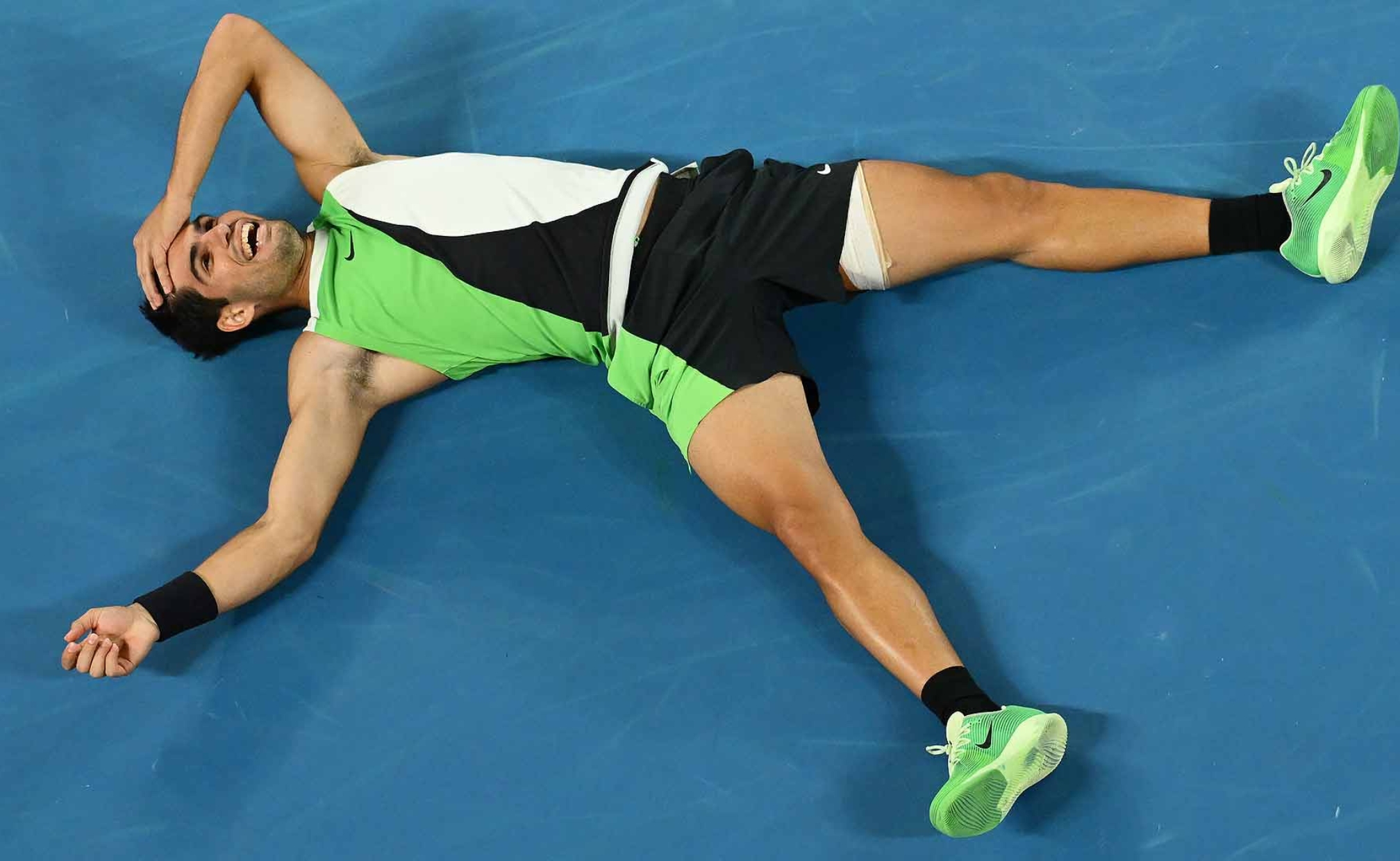 Momen kemenangan Carlos Alcaraz (sumber gambar: https://www.atptour.com/en/news/alcaraz-djokovic-australian-open-2026-final)