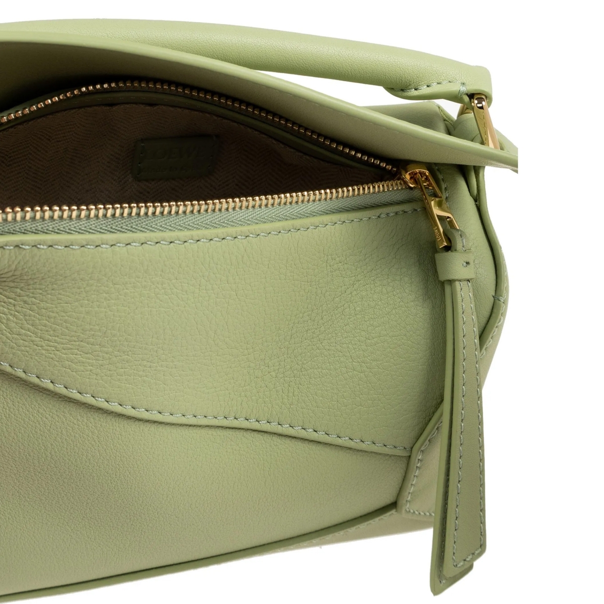 Metal-leather puller (Sumber foto: www.farfetch.com)