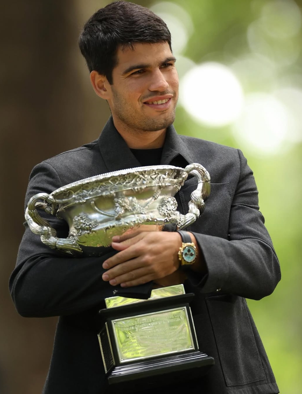 Carlos Alcaraz dengan Norman Brookes Challenge Cup (sumber gambar: instagram.com/carlitosalcarazz)