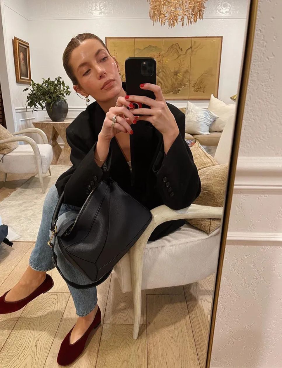 Desain V-Cut Ballet flats yang simple sekaligus stylish (sumber gambar: https://www.whowhatwear.com/fashion/trends/v-cut-flats-trend-2026)