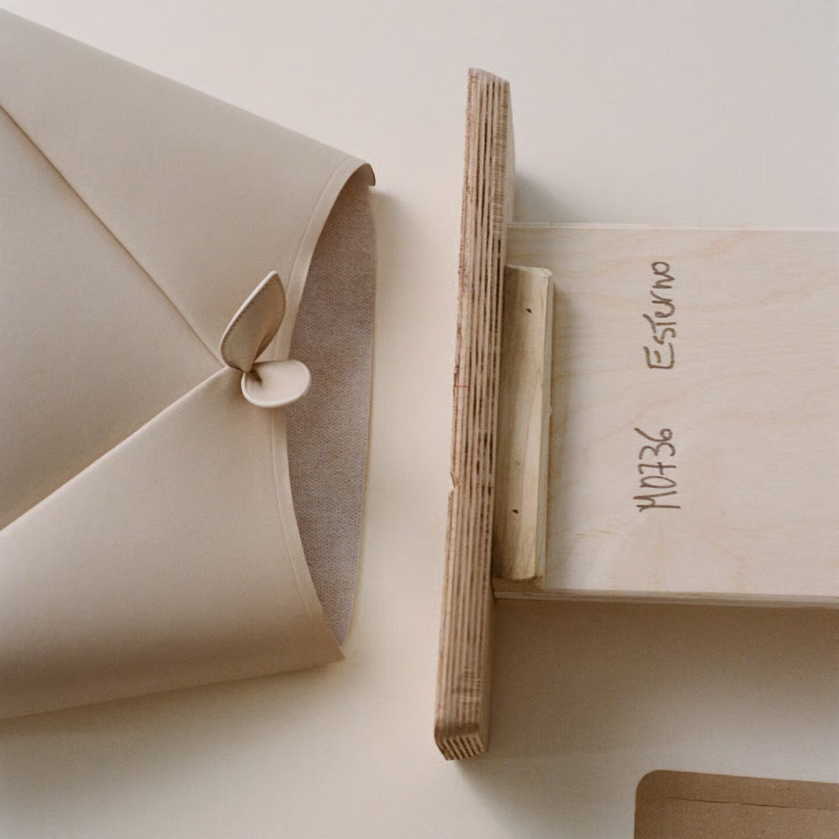 Material leather untuk membuat tas (Sumber foto: www.dior.com)