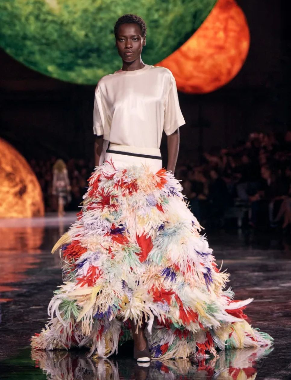 Aksen feathers yang juga muncul di koleksi Chanel (sumber gambar: https://www.chanel.com/id/fashion/koleksi/musim-semi-musim-panas-2026/)