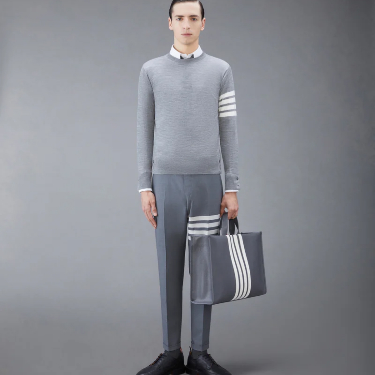 1. Crewneck Sweater dan Tailored Pants Untuk Daily Refined Look