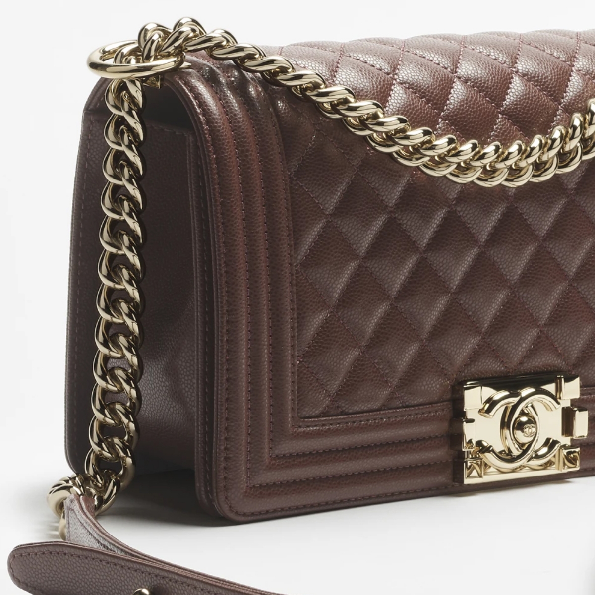 6. Perhatikan Stitching dan Detail Label pada Tas