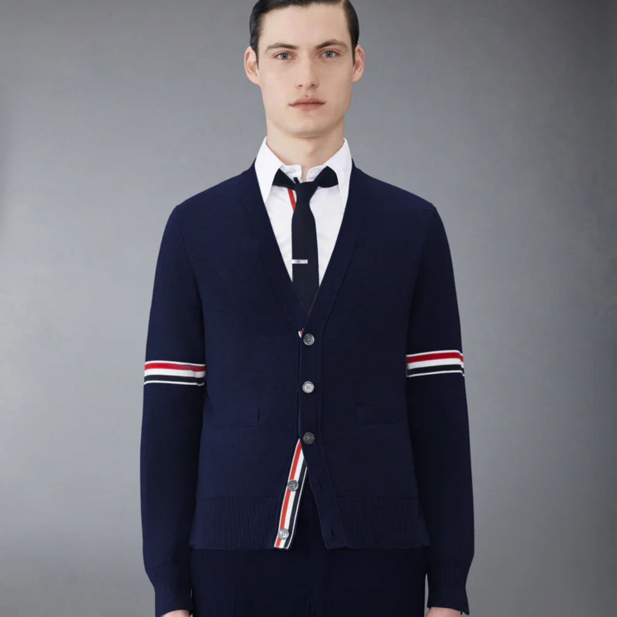 2. Layered Knitwear Over Shirt Untuk Tampilan Semi-Formal