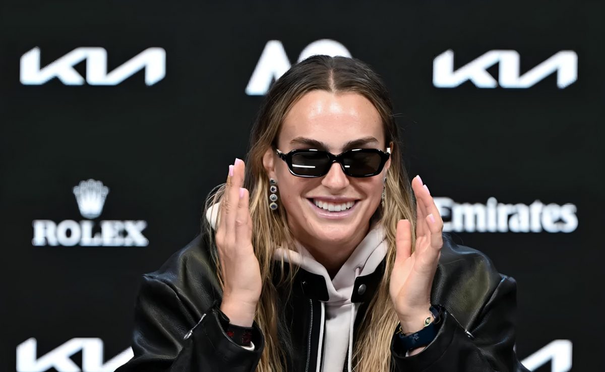Aryna Sabalenka menggunakan kacamata dari Gucci (sumber gambar: https://www.wtatennis.com/news/4438846/its-all-gucci-for-sabalenka-at-the-australian-open)