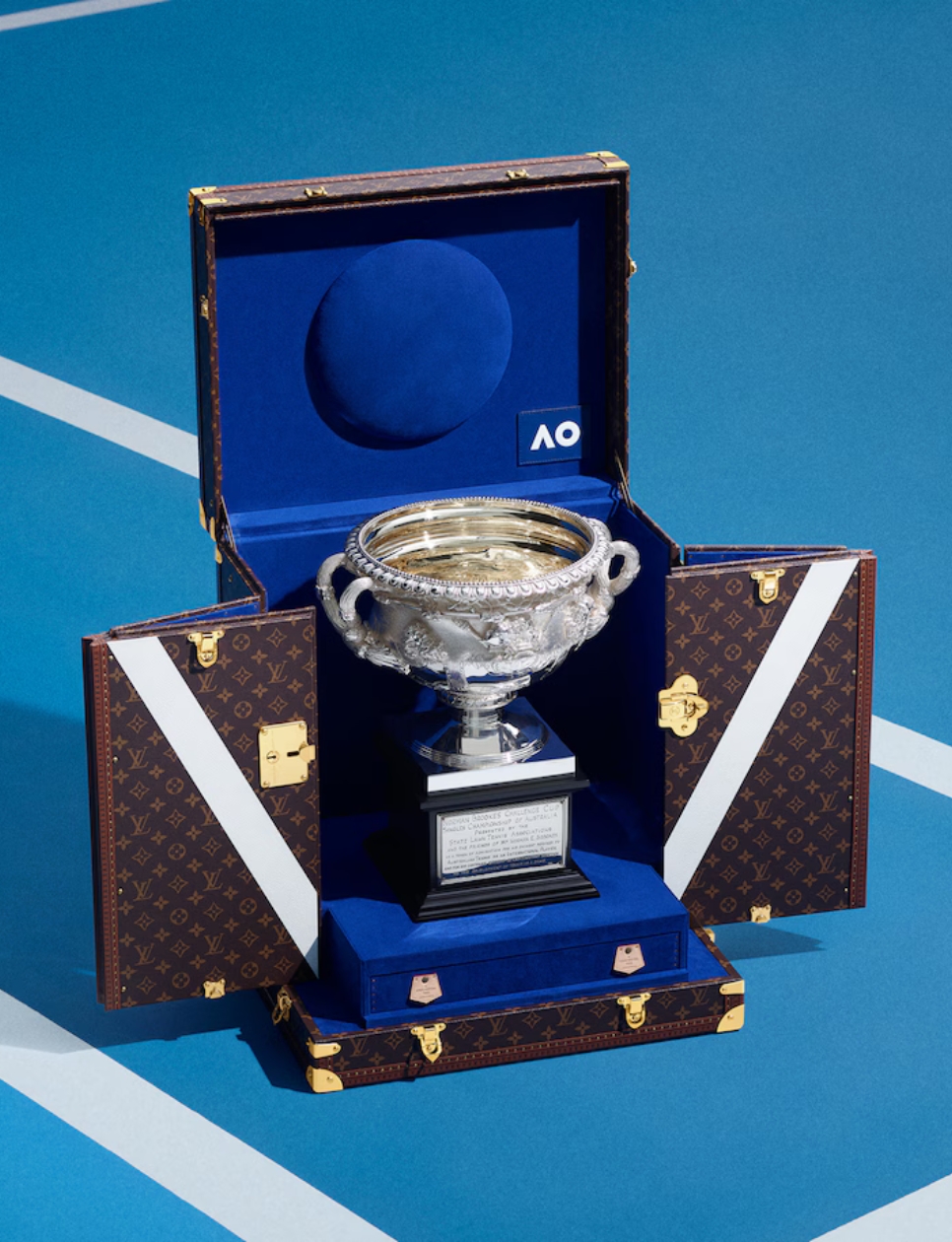 Louis Vuitton Trophy Trunks untuk Australia Open (sumber gambar: https://id.louisvuitton.com/eng-id/magazine/articles/louis-vuitton-trophies#Tennis)