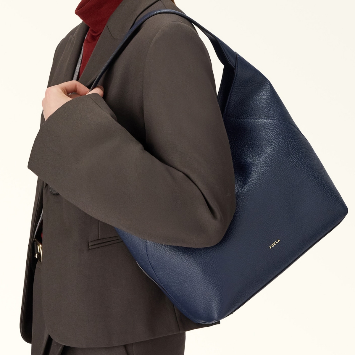 Model memakai shoulder bag dari Furla (Sumber foto: www.furla.com)