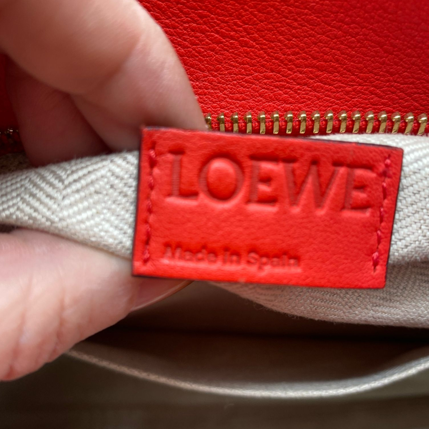 7. Cek Label Pada Tas