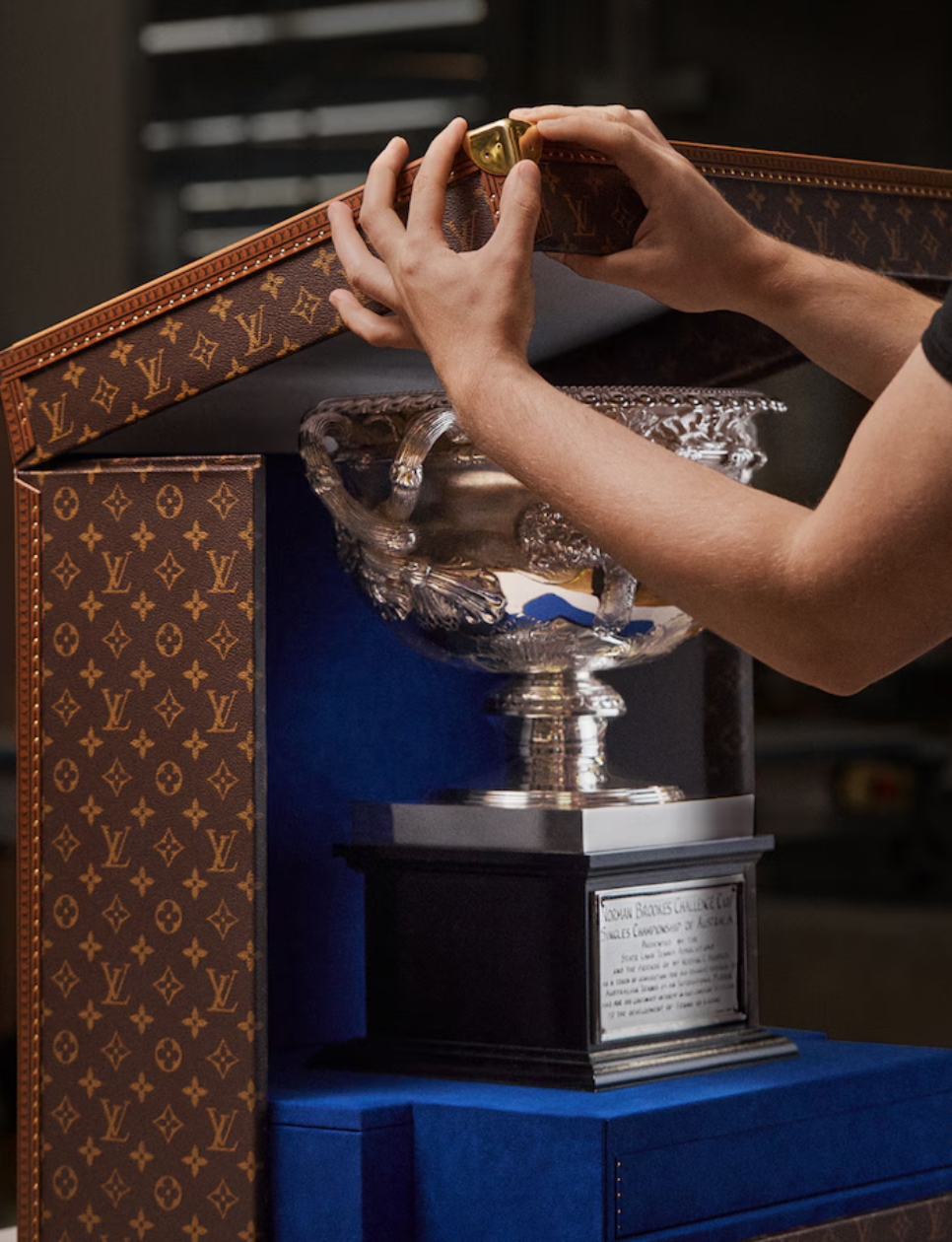 Louis Vuitton Trophy Trunks untuk Australia Open (sumber gambar: https://id.louisvuitton.com/eng-id/magazine/articles/louis-vuitton-trophies#Tennis)