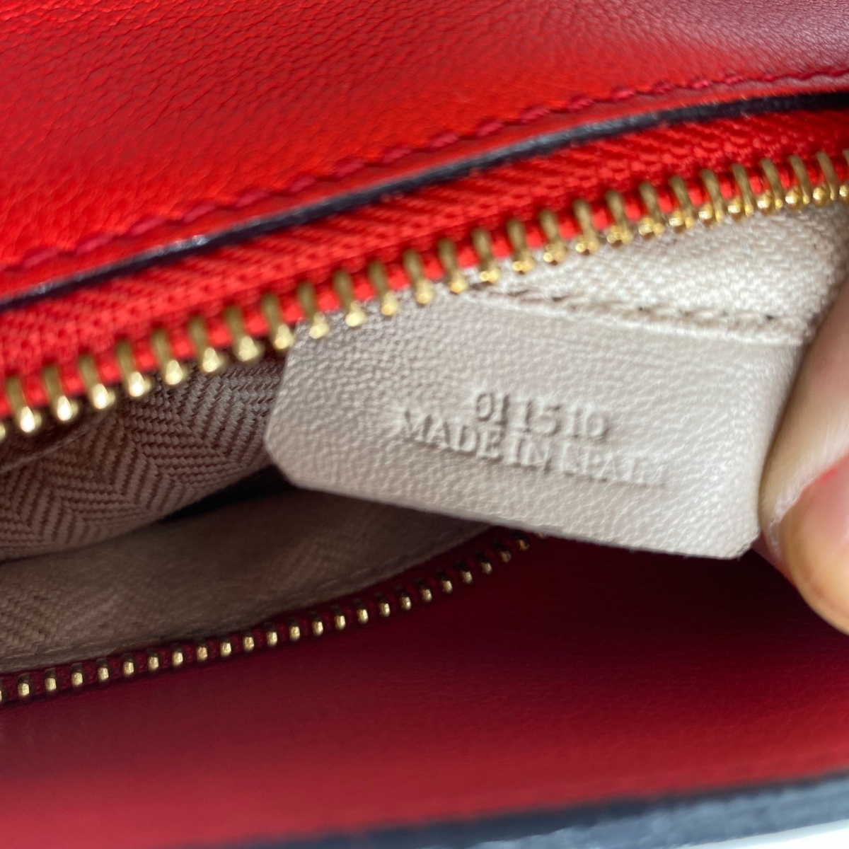 8. Periksa Serial Number pada Tas