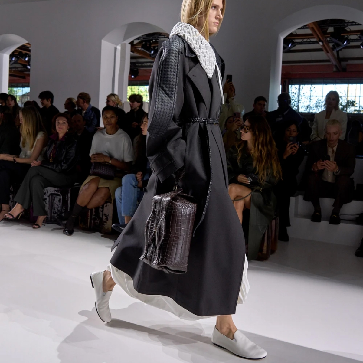 Model memakai tas Bottega Veneta saat Spring/Summer 2026 (Sumber foto: www.bottegaveneta.com)