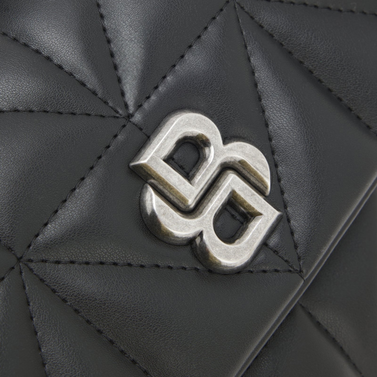 Logo pada tas (Sumber foto: www.hugoboss.com)