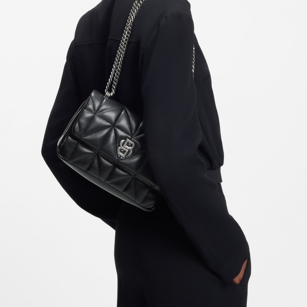 Tas wanita dengan logo brand baru (Sumber foto: www.hugoboss.com)