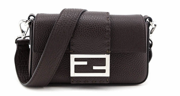 Logo Fendi pada metal