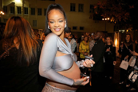 Rihanna mengenakan crop top dari Coperni