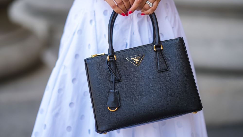 Tas Prada, Simbol Prestise dalam Dunia Fashion