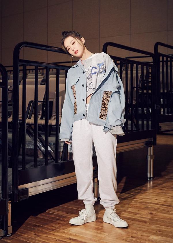 Seulgi Red Velvet dengan Sneakers Andalannya