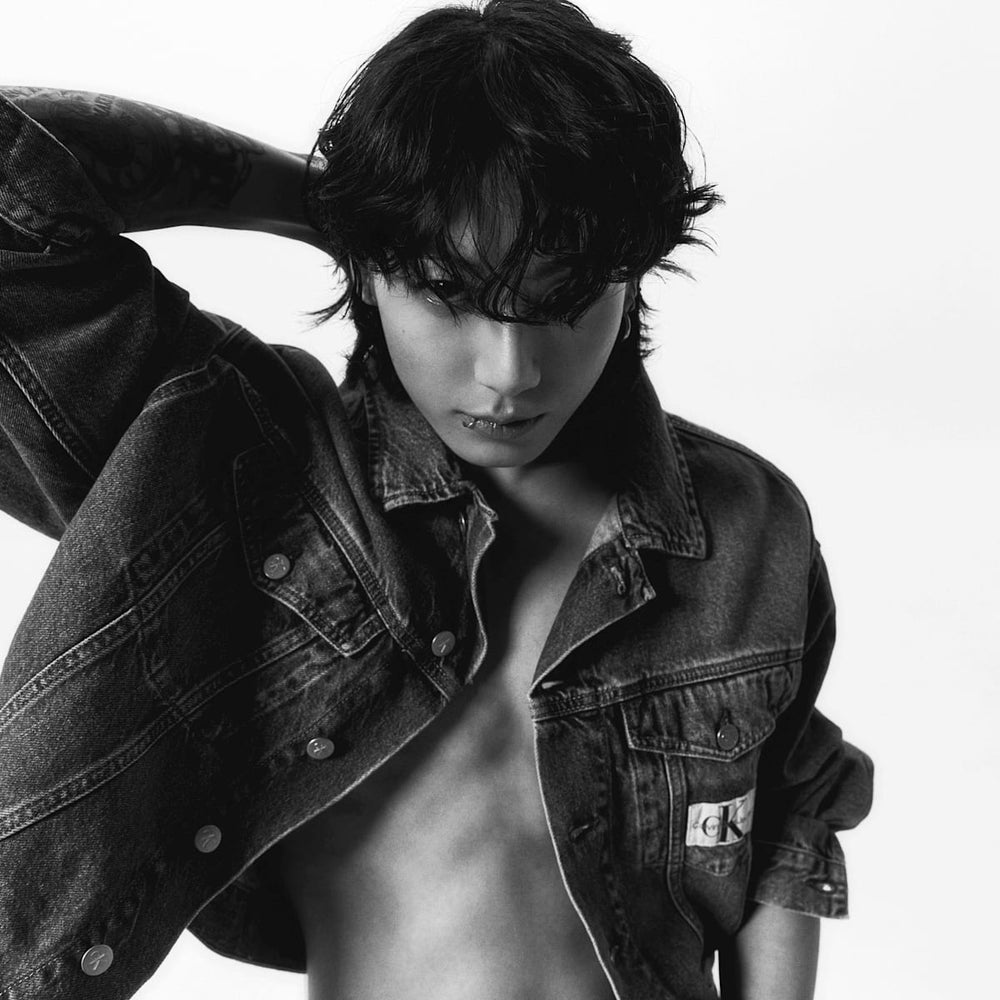 Jungkook dalam Setelan Denim Calvin Klein