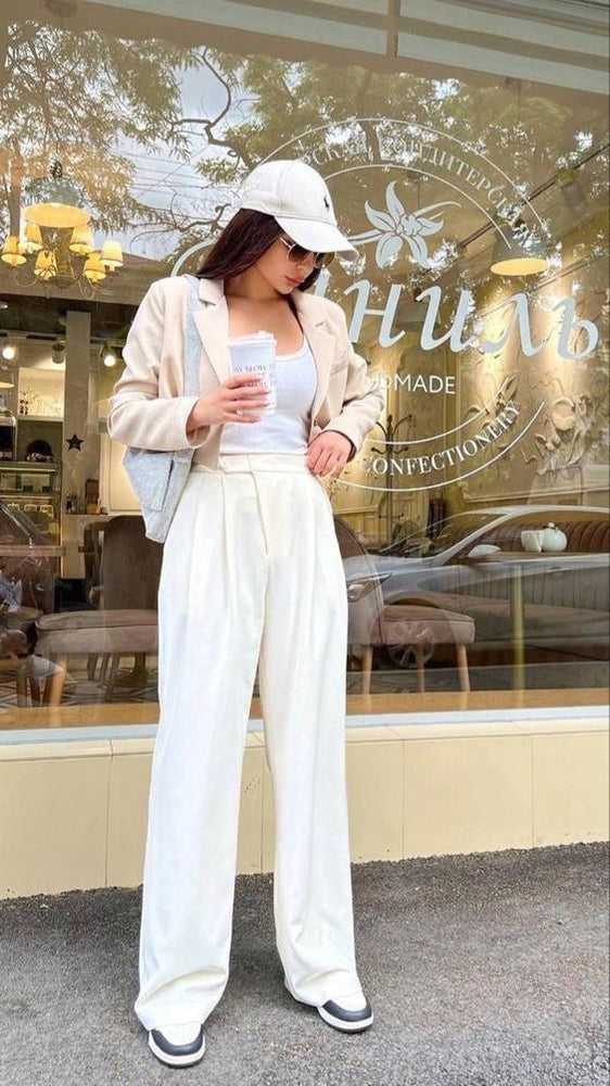 Outfit putih untuk acara santai
