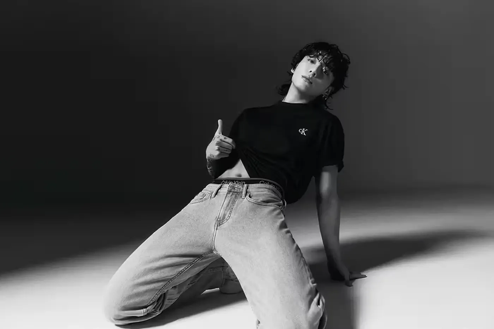 Jungkook dengan Archive Logo Tee Black