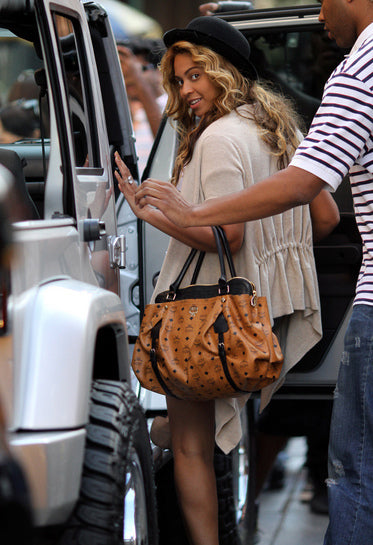 Beyonce terlihat memakai tas MCM