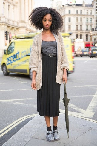 Perpaduan Cardigan dan Midi Skirt untuk Tampil Chic