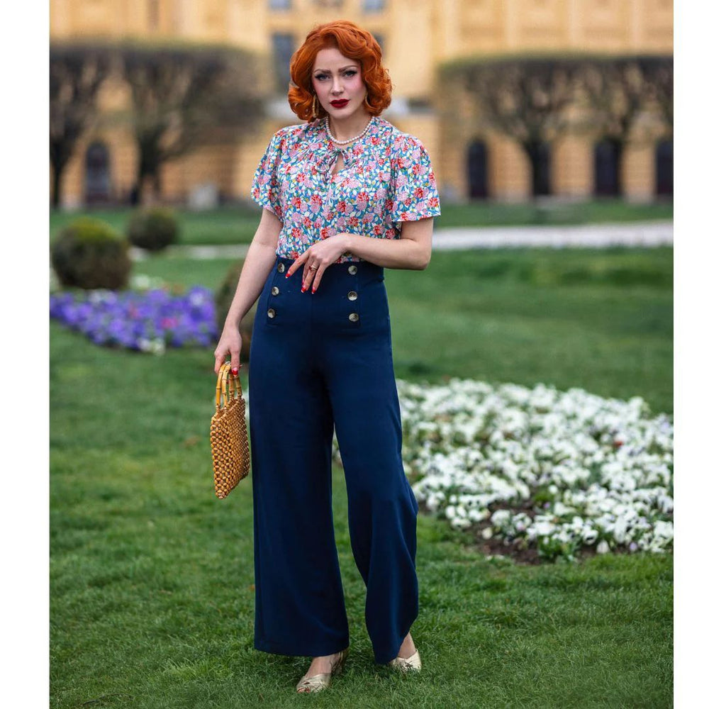 Wide leg pants, yang memiliki sentuhan vintage dalam penampilan