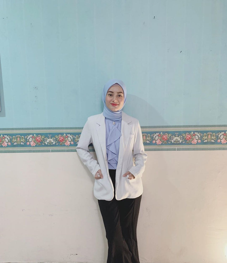 Dinda Hauw Tampak Formal dengan Perpaduan Blazer dan Hijabnya