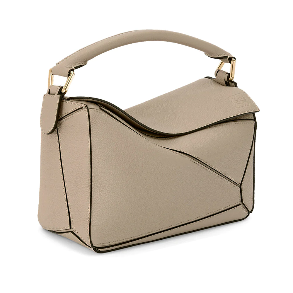 Lihat tampilan luar dari tas Loewe Puzzle