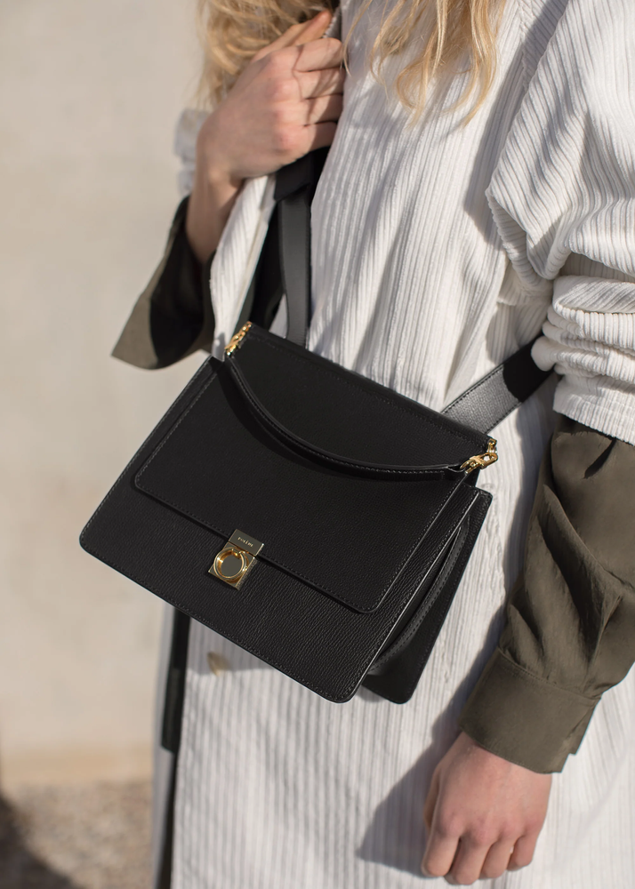 Polène bag Numero Sept bisa disandingkan dengan berbagai outfit