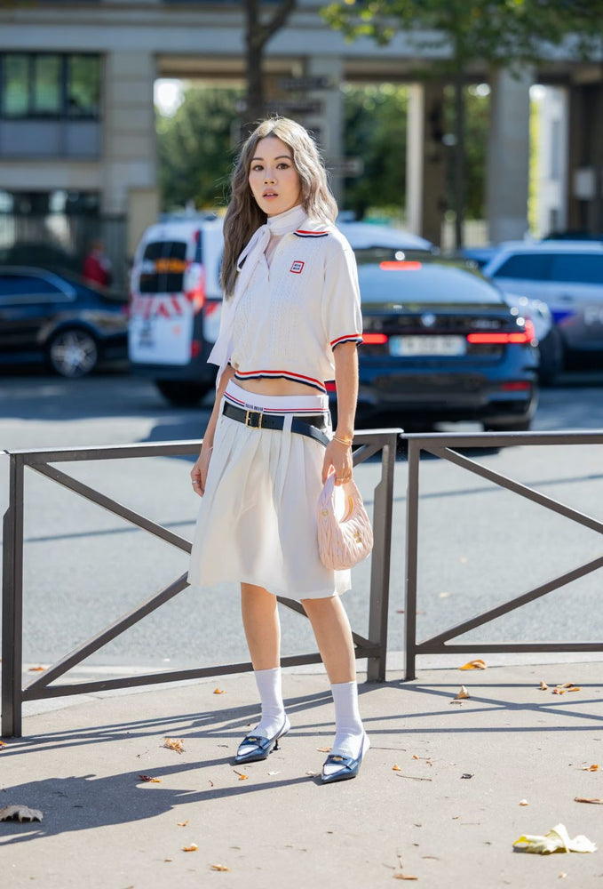 Perpaduan T-shirt dan Midi Skirt untuk Outfit Preppy Wanita