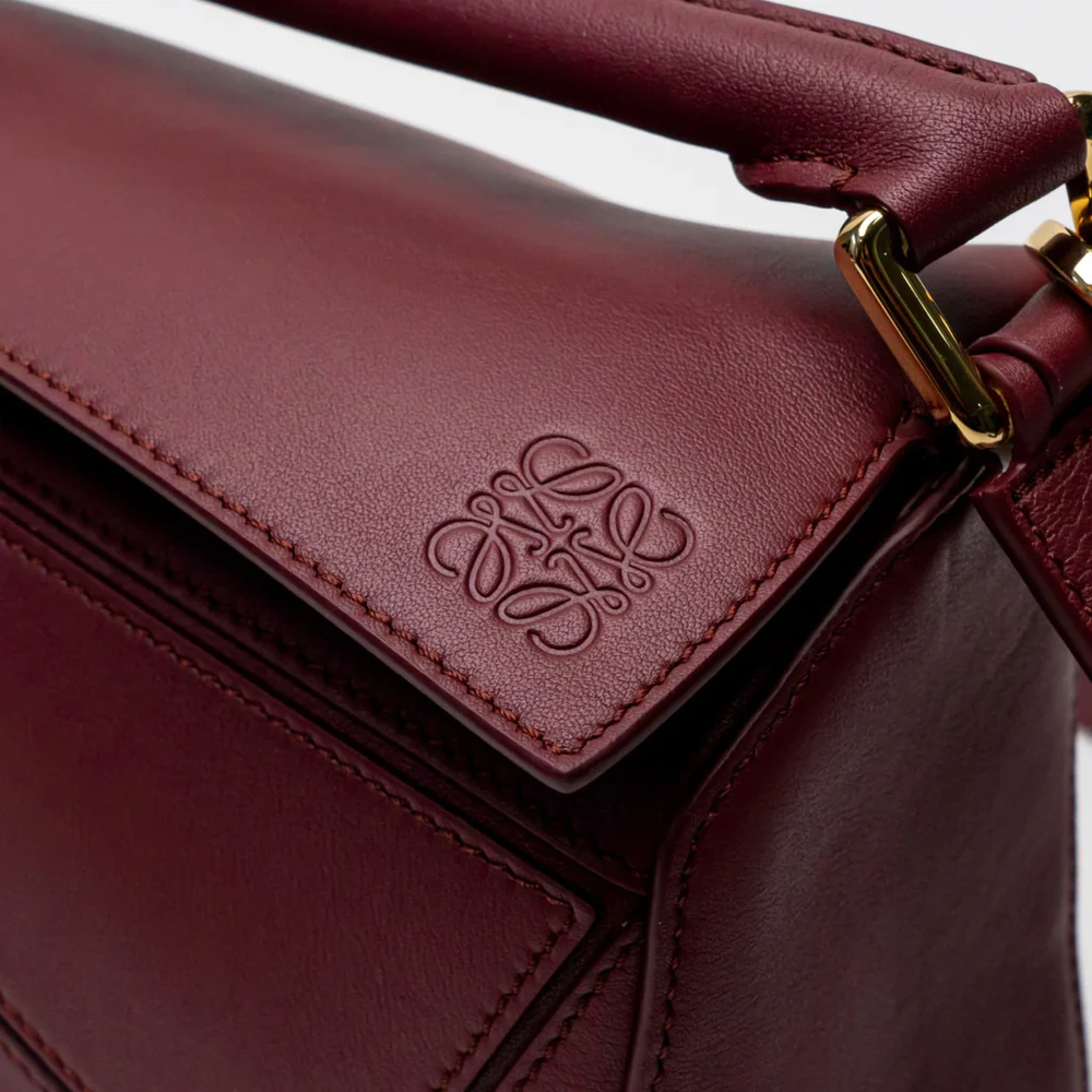 Perhatikan anagram yang di-embossed pada tas