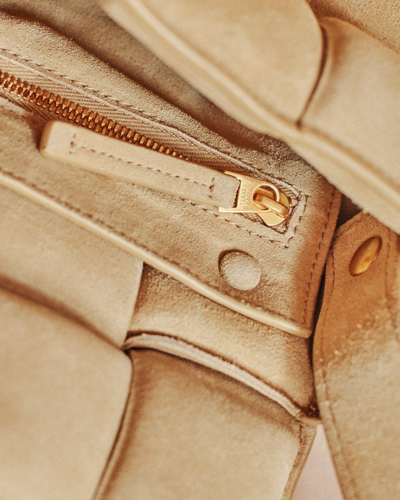 Pastikan zipper terbuat dari bahan yang berkualitas