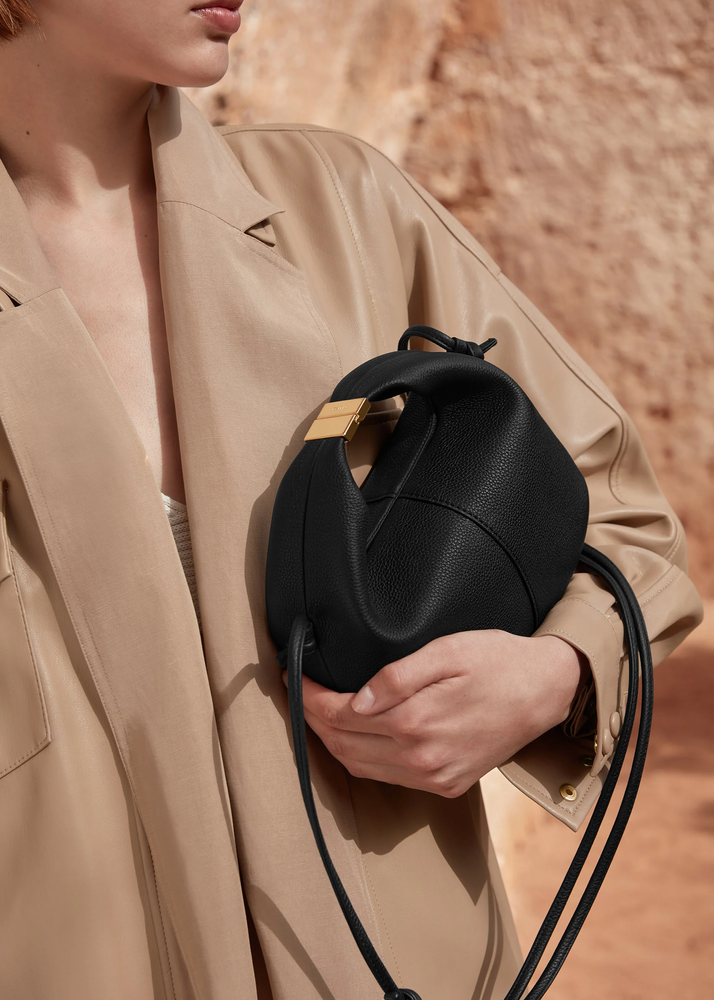 Polène bag Beri memberikan kesan yang cool dan sophisticated