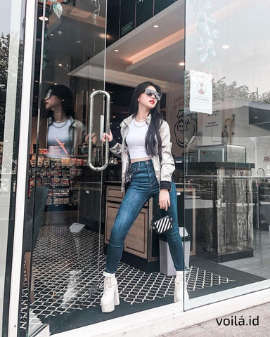 Tipsmix & match tas selempang Off-White ala Zoe Levana