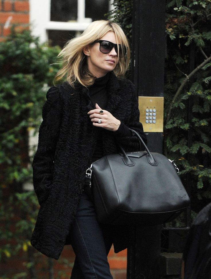 Kate Moss terlihat menawan dengan tas Givenchy Antigona