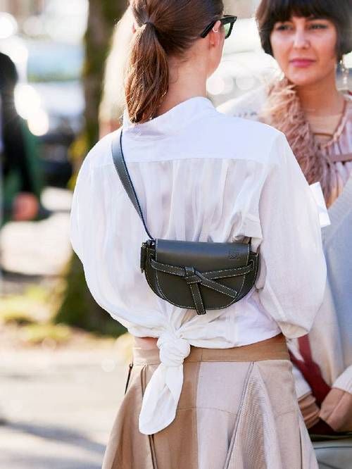 Outfit dengan Loewe Bag 