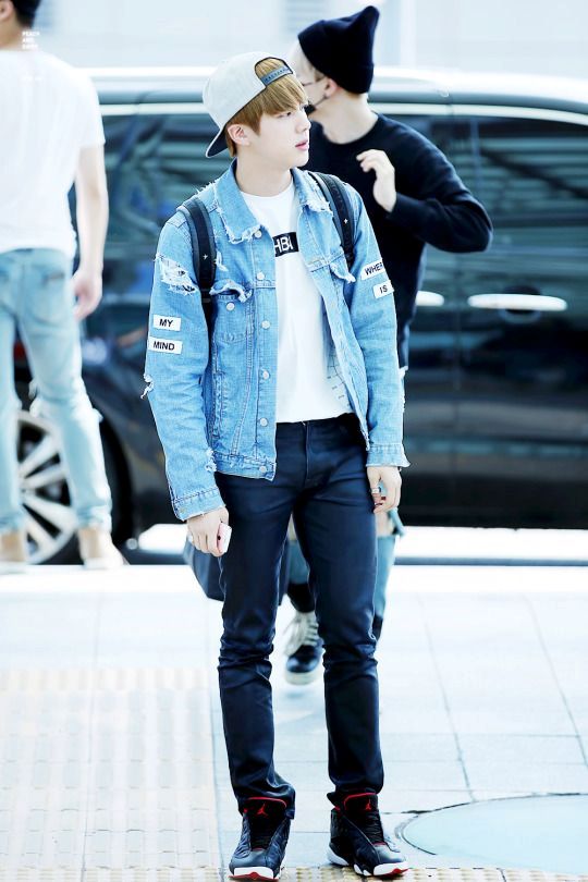 Jin BTS dalam Balutan Jaket Denim