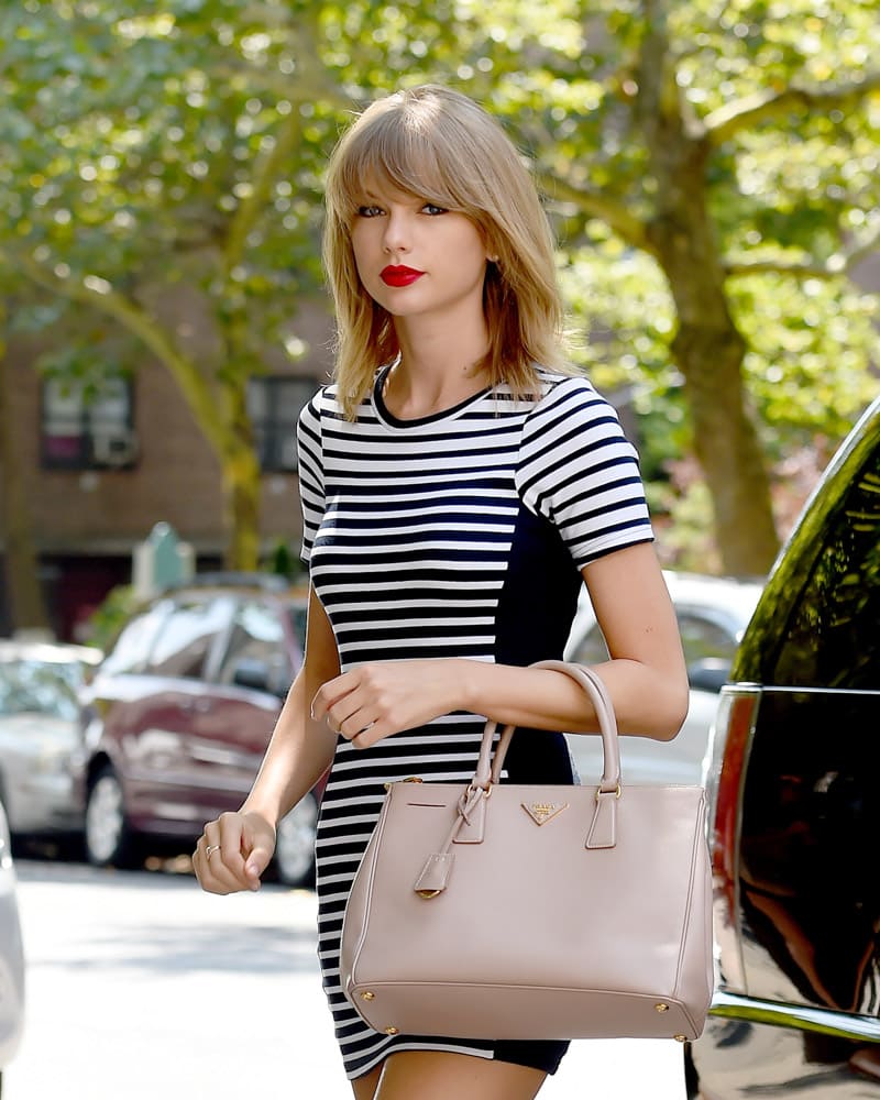 Taylor Swift dengan Prada Galleria Large Size
