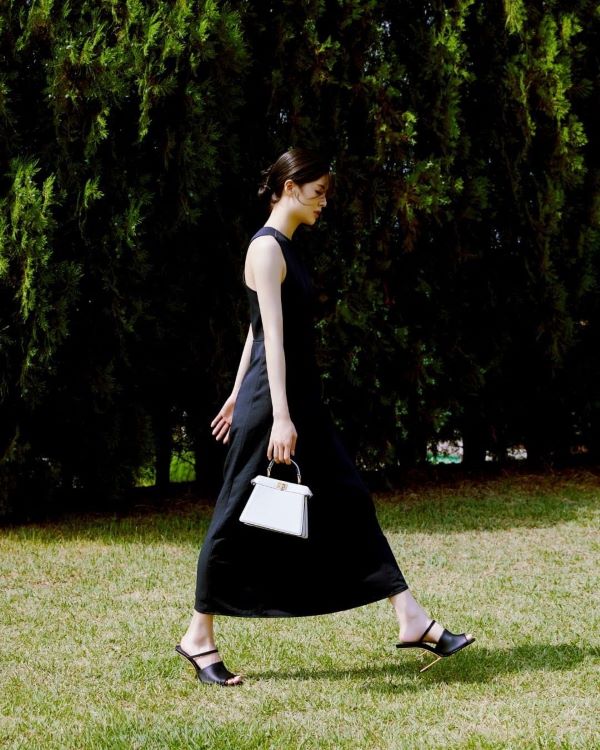 Lee Sunbin dengan Peekaboo ISeeU Medium Tote Bag White