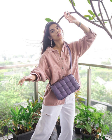 Gaya fashion Sabrina Chairunnisa dengan tas mewah Bottega Veneta