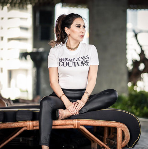 Tips styling t-shirt Versace ala Jennifer Maje