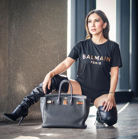 Jennifer Maje berpose dengan T-Shirt Balmain Paris